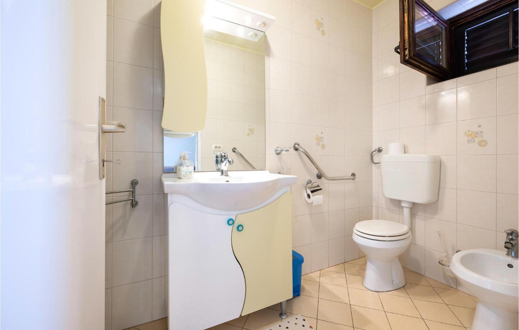 1 Bedroom Amazing Apartment In Peruski Exterior photo