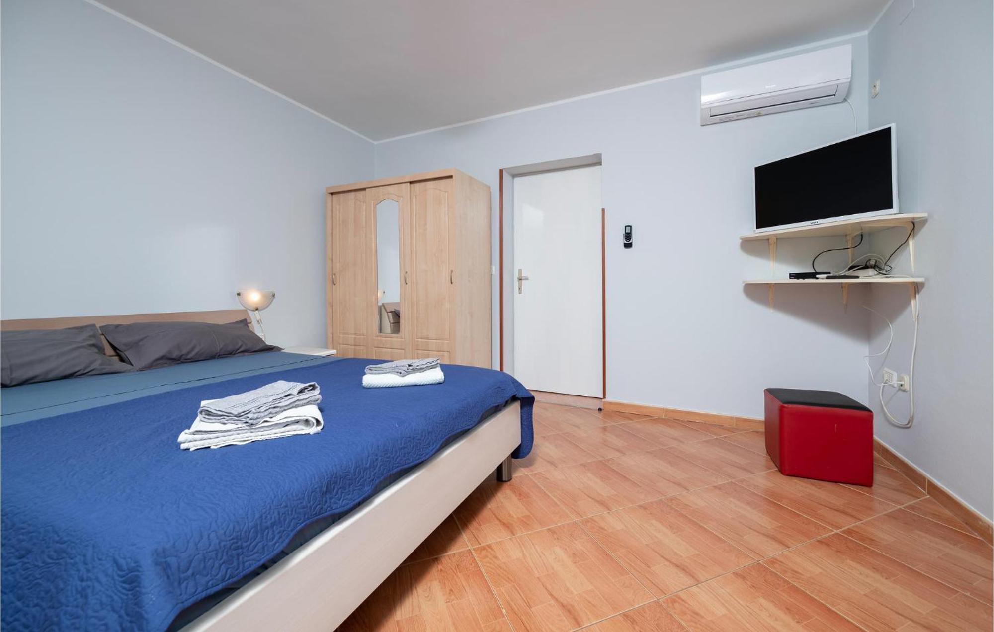 1 Bedroom Amazing Apartment In Peruski Exterior photo